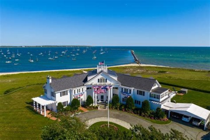 Does anyone live in the Kennedy compound?
