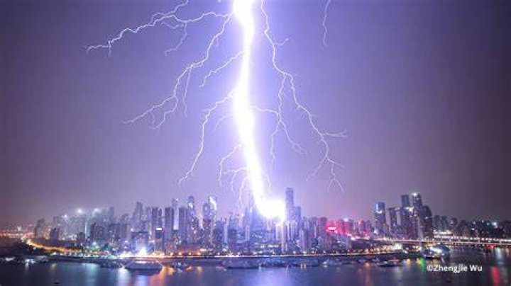 What happens when lightning strikes a skeleton horse?