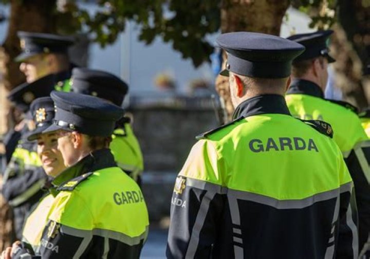 What is the maximum age to join the gardaí?